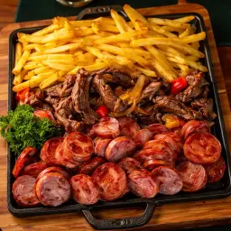 Porção de Calabresa Acebolada, Alcatra e Fritas crocantes