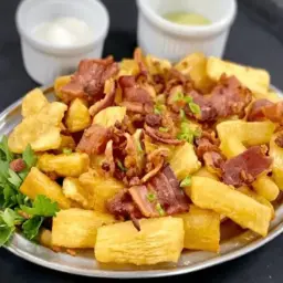 Porção de Mandioca Frita c/ Cheddar e Bacon