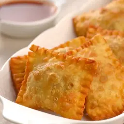 Porção de Mini Pastéis de Queijo